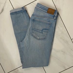 Women’s Light Wash American Eagle Skinny Jeans